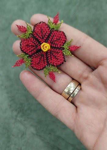 American Vintage Boncuklu Nakışlı Kırmızı Çiçek Broş