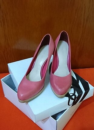 Pembe renk bej topuklu ayakkabı