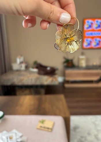 Altın Renkli Çiçek Desenli Midi Küpe - Görsel 2