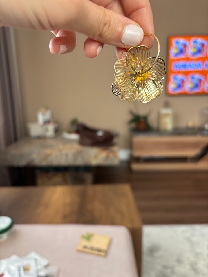 Altın Renkli Çiçek Desenli Midi Küpe - Görsel 2