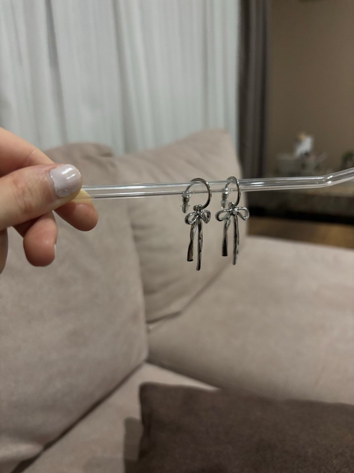 Gri Nakışlı Fiyonk Detaylı Midi Küpe - Görsel 2