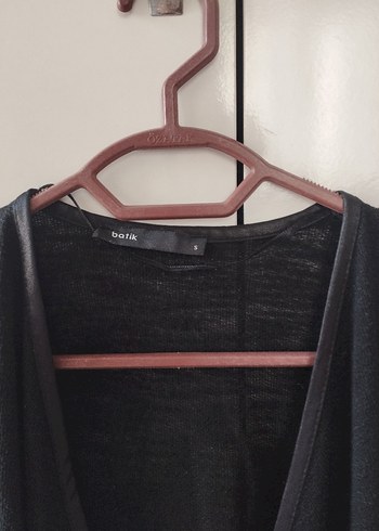 Siyah Dökümlü Kadın Hırka - Görsel 2