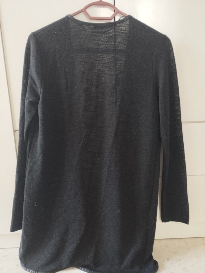 Siyah Dökümlü Kadın Hırka - Görsel 4