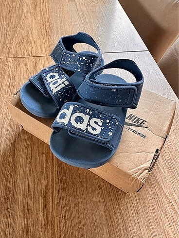 23 Beden mavi Renk Adidas 23 bumara sandalet