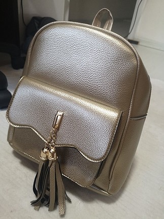 Altın rengi sırt çantası 