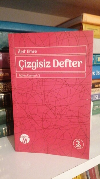 Kitap = çizgisiz defter yazar Akif emre.