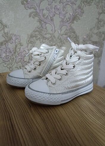 23 Beden Kız çocuk Converse ayakkabı