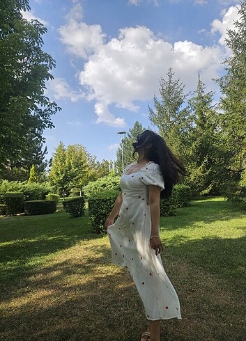 36 Beden Beyaz çilekli elbise