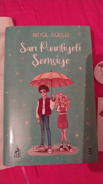 Sarı puantiyeli şemsiye