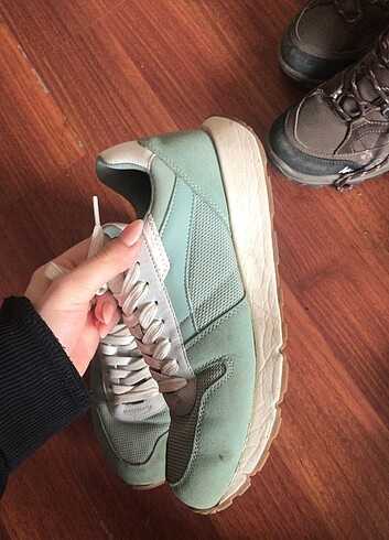 Zara.Temiz ùrùn 1 2 kere giyildi hiç bir problemi yok