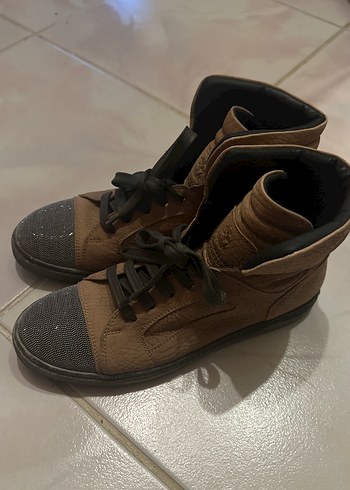 Kahverengi kadın Bot - Görsel 4