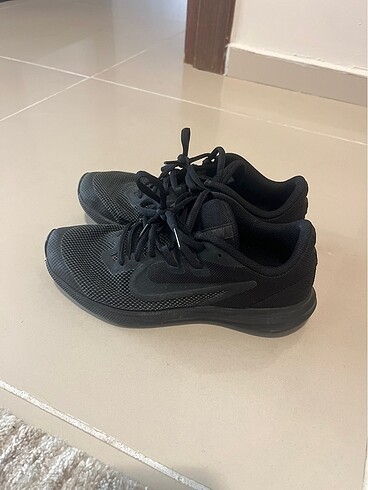 Nike koşu ve yürüyüş ayakkabısı