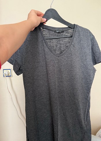 Gri V Yakalı Keten Tişört - Görsel 2