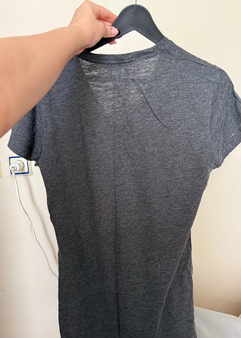 Gri V Yakalı Keten Tişört - Görsel 3