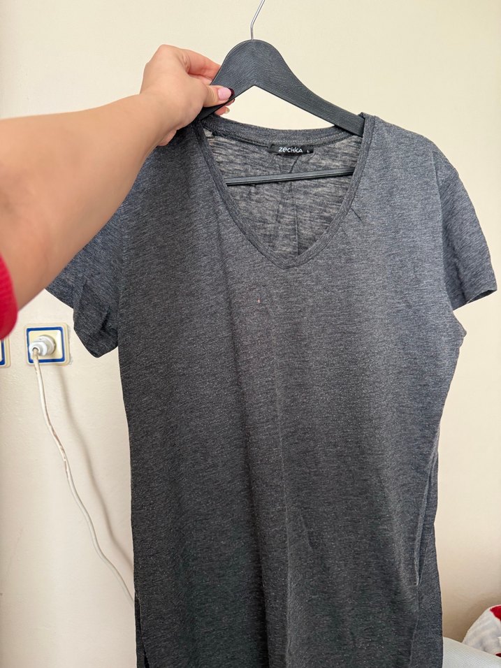 Gri V Yakalı Keten Tişört - Görsel 2