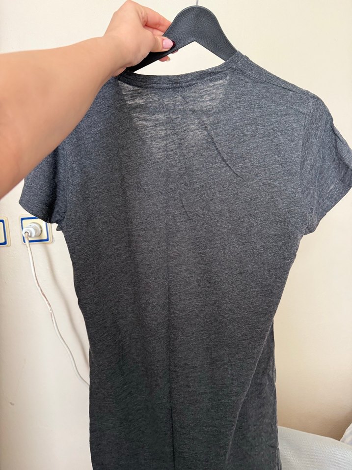 Gri V Yakalı Keten Tişört - Görsel 3