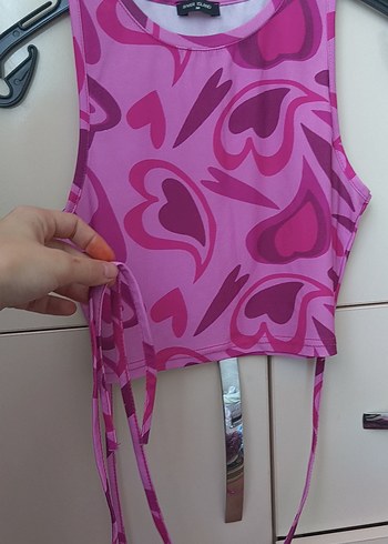 Pembe Kalp Desenli Kolsuz Crop Üst - Görsel 2