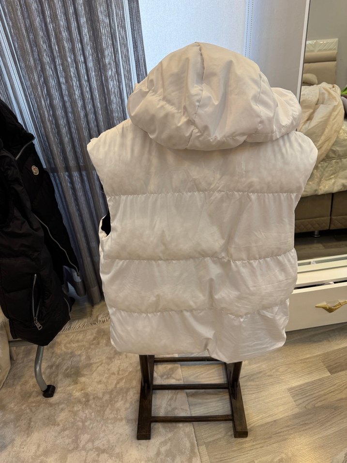 Kadın Beyaz Kapüşonlu Fermuarlı Yelek - Görsel 2