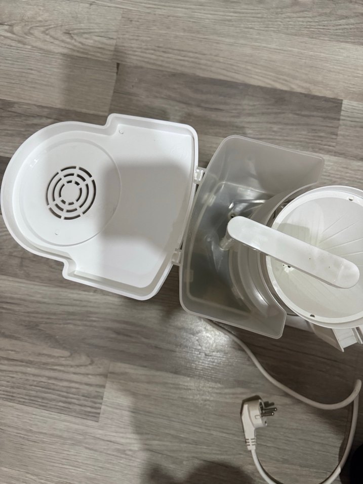 Beyaz ve Gri Kahve Makinesi filtre kahve - Görsel 2