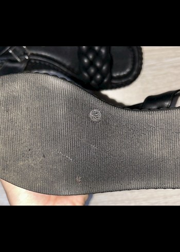 Siyah Hasır Bantlı Dolgu Topuklu Sandalet