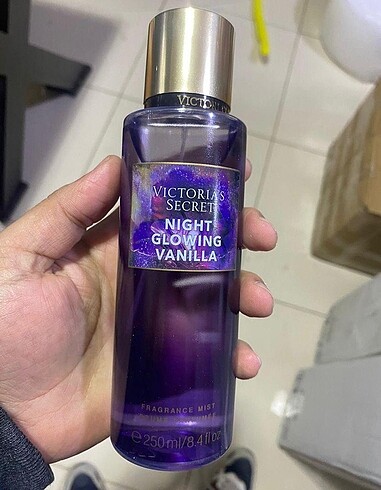 Victoria?s Secret Night glowing vanilla Vücut spreyi