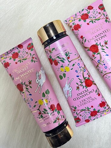Victoria?s Secret Enchanted Peony Vücut Losyonu