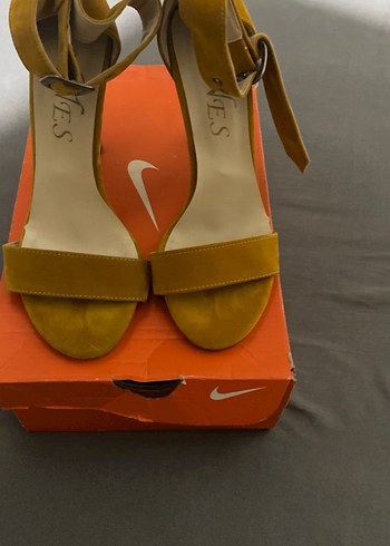 Sarı Süet Stiletto Topuklu Abiye Ayakkabı