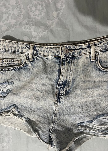 Gri Bağlama Desenli Yırtık Mini Kot Şort - Görsel 3