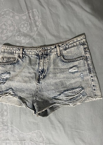 Gri Bağlama Desenli Yırtık Mini Kot Şort - Görsel 2