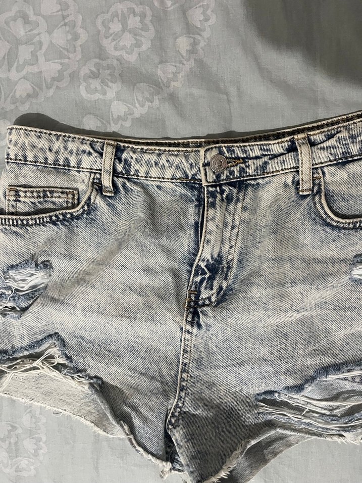 Gri Bağlama Desenli Yırtık Mini Kot Şort - Görsel 3