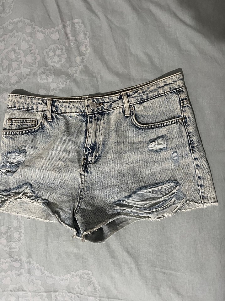 Gri Bağlama Desenli Yırtık Mini Kot Şort - Görsel 2