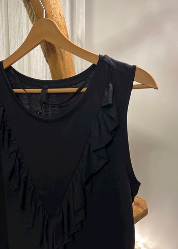 Siyah V Yaka Fırfırlı Kolsuz Bluz - Görsel 2