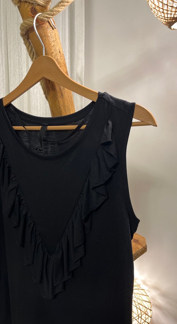 Siyah V Yaka Fırfırlı Kolsuz Bluz - Görsel 2