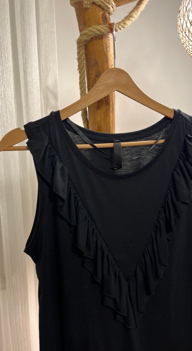 Siyah V Yaka Fırfırlı Kolsuz Bluz - Görsel 3