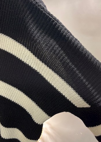 Siyah Beyaz Çizgili Boğazlı Triko Kazak - Görsel 3