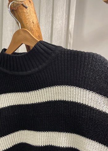 Siyah Beyaz Çizgili Boğazlı Triko Kazak - Görsel 2