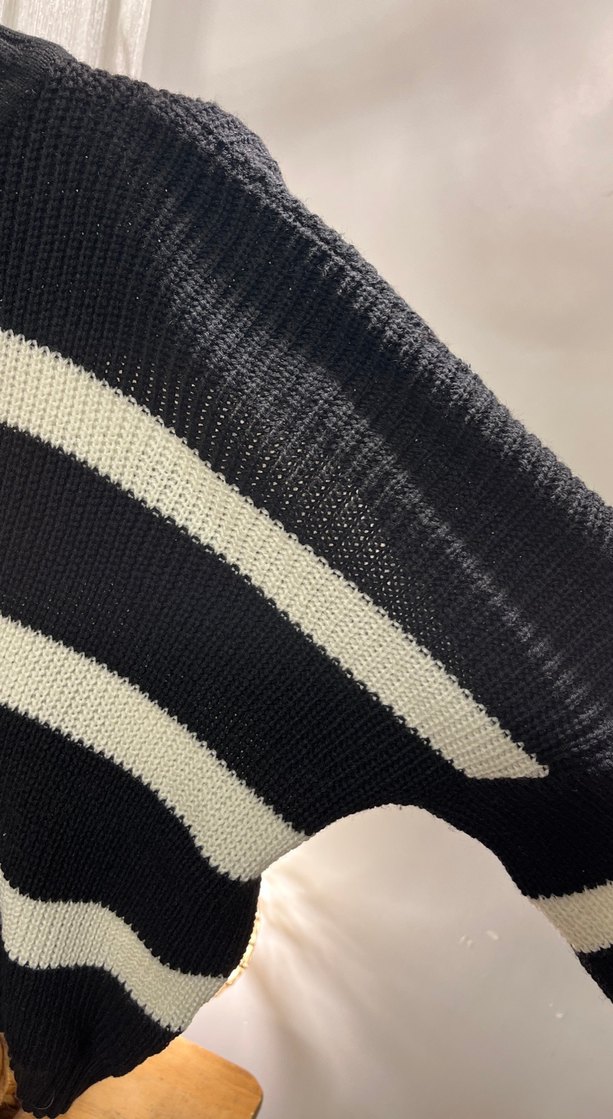 Siyah Beyaz Çizgili Boğazlı Triko Kazak - Görsel 3