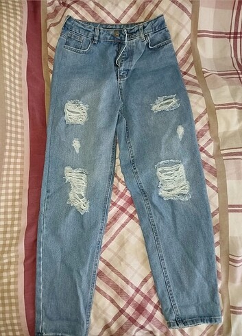 Yırtık detaylı jean
