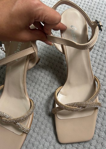 Bej Zincir Detaylı Stiletto Topuklu Kadın Ayakkabı