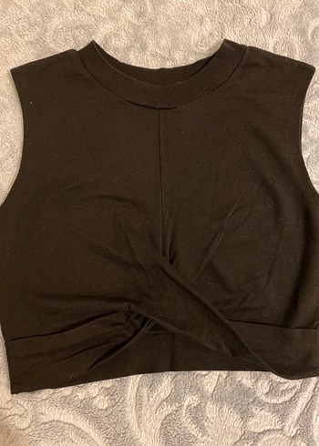 Siyah Yüksek Yakalı Kolsuz Crop Top