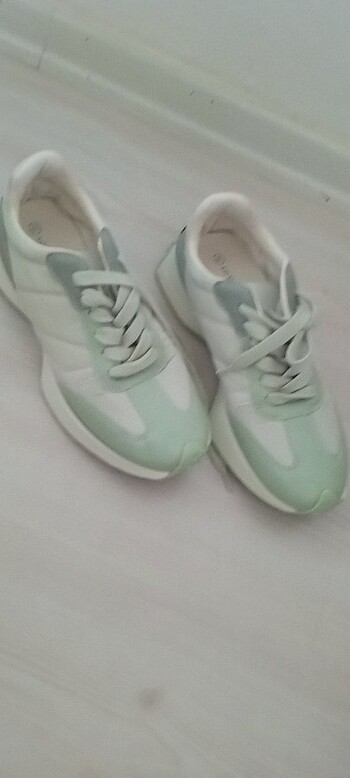 Yeşil spor ayakkabı 