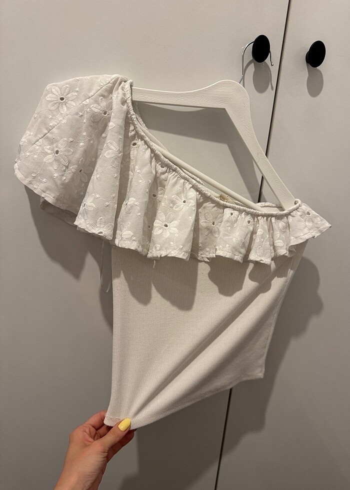 Koton Beyaz Fisto Detaylı Tek Kol Bluz - Görsel 3