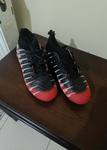 Kırmızı Yılan Desenli Erkek Futbol Ayakkabısı