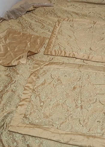 İşlemeli Bej Parlak Yatak Örtüsü