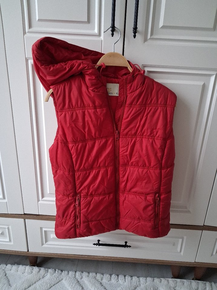 Kırmızı Kapüşonlu Fermuarlı Kadın Yelek - Görsel 2