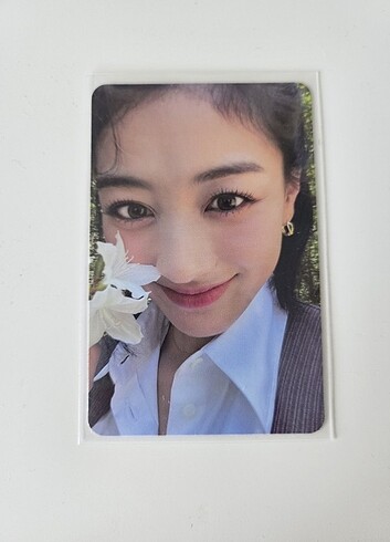 Jihyo between 1&2 photocard