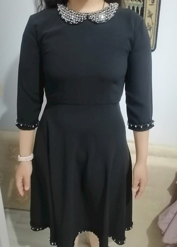 Siyah taş detaylı Yakalı Midi Elbise