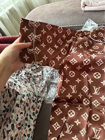 Diğer LV Saten Pijama Takım Small Kısa Kollu ve Şort