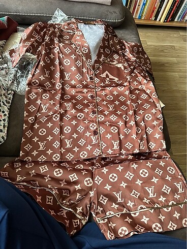 LV Saten Pijama Takım Small Kısa Kollu ve Şort