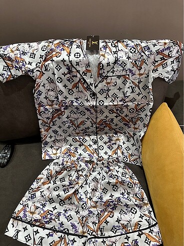 Diğer LV Saten Pijama Takımı Kısa Kollu Şort Floral Desen Small Beden